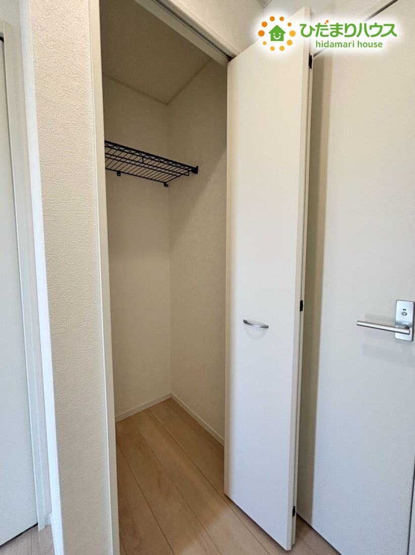 熊谷市石原　第7　新築一戸建て　クレイドルガーデン　02の収納|廊下収納は、日用品のストックや掃除用具の保管に最適です◎
細かな生活備品がスッキリ収まり、居住空間が片付きます！