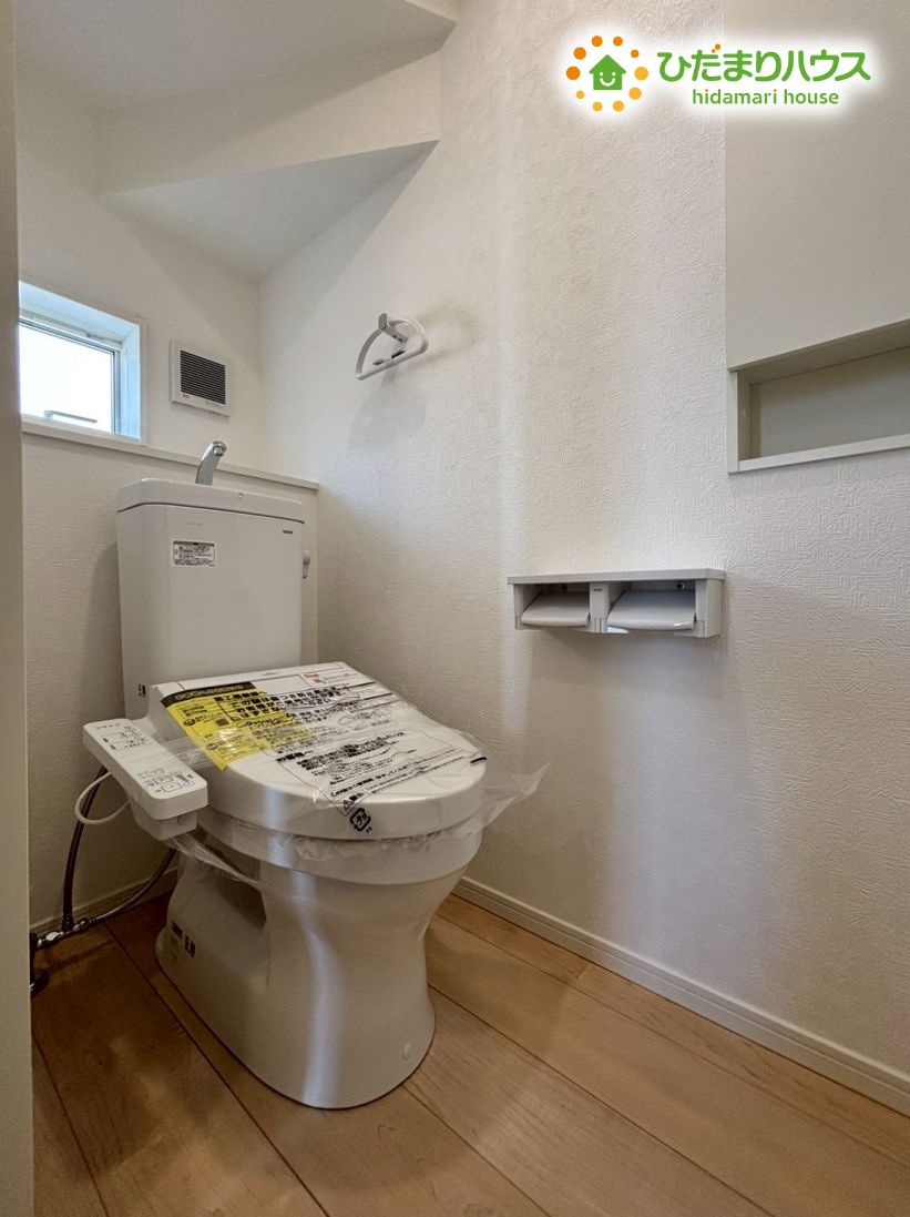 熊谷市石原　第7　新築一戸建て　クレイドルガーデン　02のトイレ|清潔感のある明るいトイレ空間です！
小窓が付いているため、自然換気がしやすく、いつでも爽やかな空気を保てます。