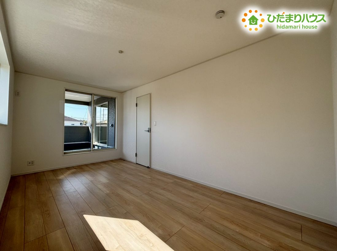 熊谷市石原　第7　新築一戸建て　クレイドルガーデン　02の寝室|ダブルベッドを置いてもゆとりがある、一番広い洋室は主寝室にピッタリ！
バルコニーに直接出られる設計なので、お布団干しもラクラク行えます♪