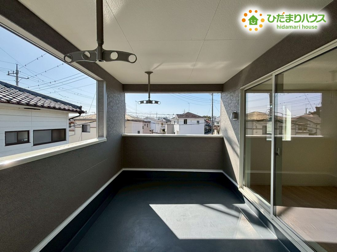 熊谷市石原　第7　新築一戸建て　クレイドルガーデン　02のバルコニー|お洗濯物が一度にたくさん干せる、広々したバルコニーが備わっています！
屋根がある部分があるため、急な小雨でも慌てずに済むのが助かりますね。