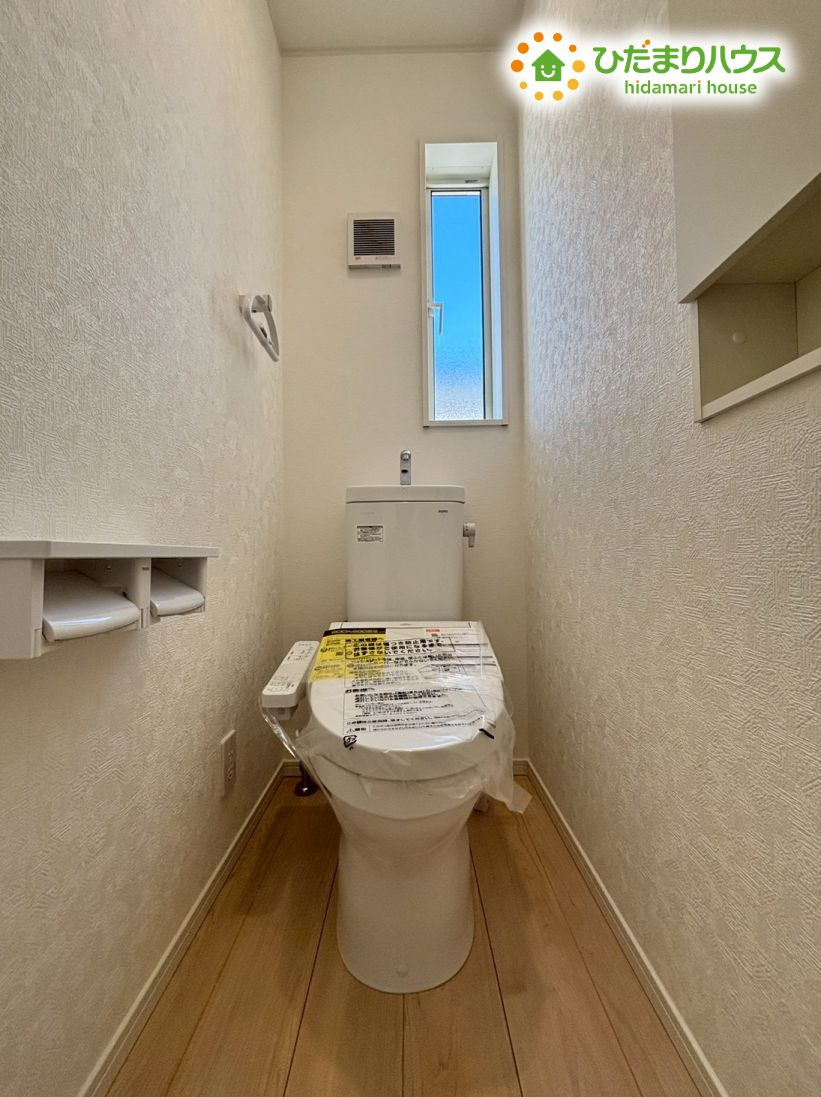 熊谷市石原　第7　新築一戸建て　クレイドルガーデン　02のトイレ|2階にもトイレが完備されているので、忙しい朝の混雑時や夜中の利用も非常に便利！
階段を上り下りする手間が省けるため、小さなお子様がいるご家庭でも安心です。
