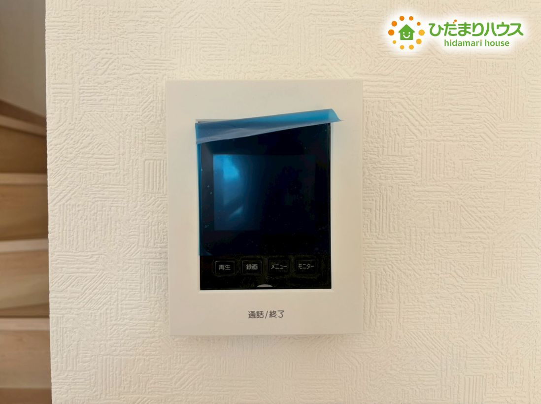 熊谷市石原　第7　新築一戸建て　クレイドルガーデン　02のセキュリティ|来客の顔を室内からしっかり確認できるモニター付きインターホンが設置されています！
録画機能付きなので、留守中の来客も後からチェックできて防犯面でも頼もしいですね。