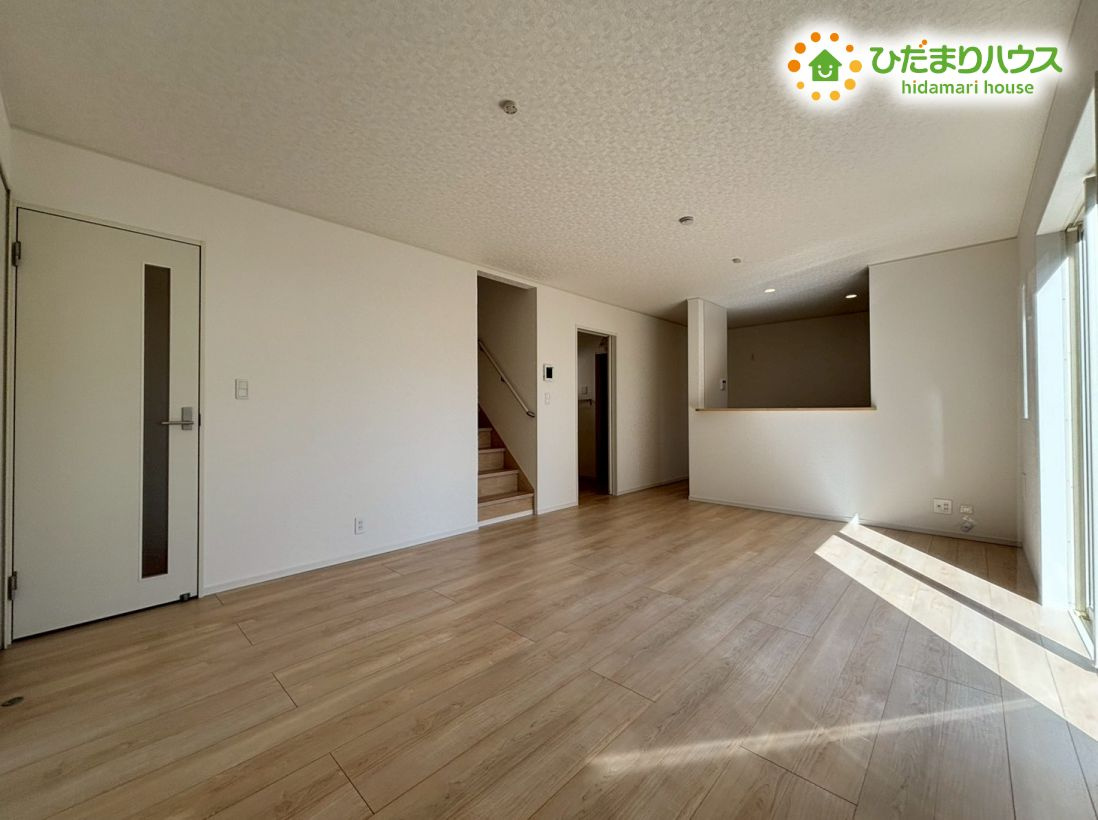 熊谷市石原　第7　新築一戸建て　クレイドルガーデン　02の居間・リビング|「ただいま」「おかえり」がもっと自然で身近なコミュニケーションになるリビング階段です♪