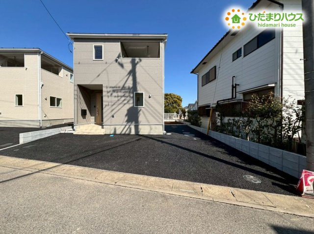 熊谷市石原　第7　新築一戸建て　クレイドルガーデン　02の駐車場|2台分のゆとりあるカースペースが完備されています！
前面道路も広く、お出かけ時や帰宅時の駐車もスムーズに行えそうです。