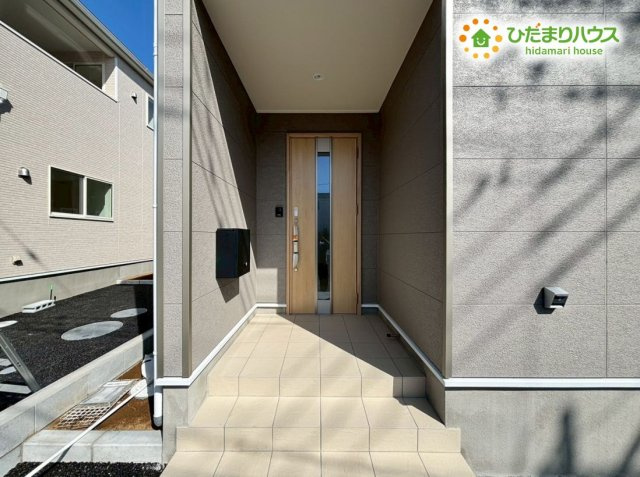 熊谷市石原　第7　新築一戸建て　クレイドルガーデン　02の玄関|雨の日でも傘の開閉がしやすい、奥行きのある玄関ポーチが設計されています！
玄関ドアは見た目もおしゃれなアクセントになっていますね(*^-^*)