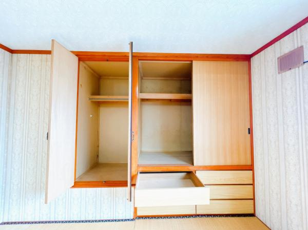 美幌町字青山南5－11中古住宅の収納|【リフォーム中】2階8帖洋室の収納です。