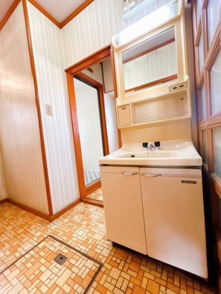 美幌町字青山南5－11中古住宅のその他|【リフォーム中】洗面室です。洗面台の位置を移設し、脱衣所を拡張致します。
