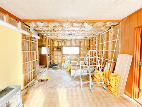 美幌町字青山南5－11中古住宅の居間・リビング|【リフォーム中】リビングです。人気の対面キッチンに変更します。フローリング重張、クロス張替致します。