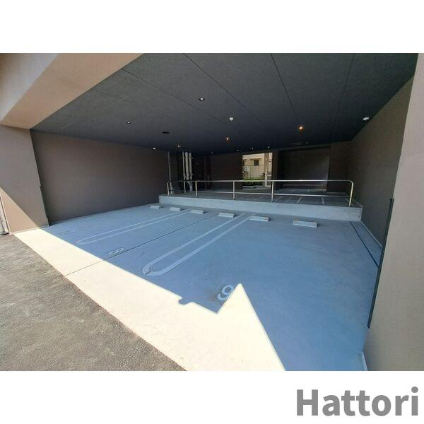 スプランディッド京橋EASTの駐車場