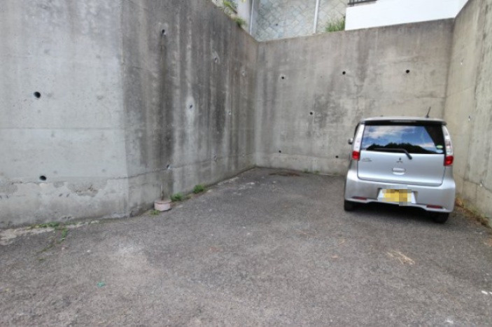 舞子台1丁目貸家の駐車場
