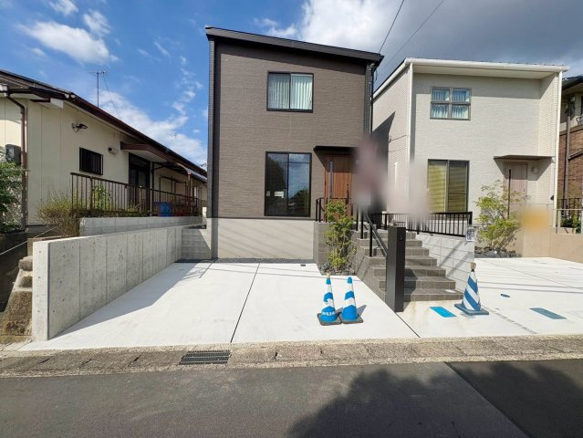 草津市橋岡町1号棟　新築戸建ての前面道路含む現地写真