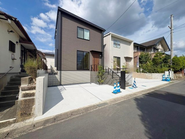 草津市橋岡町1号棟　新築戸建ての前面道路含む現地写真