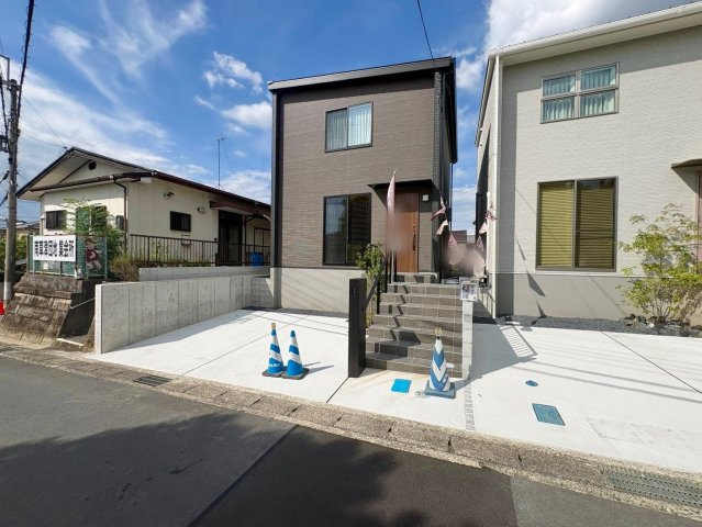 草津市橋岡町1号棟　新築戸建ての前面道路含む現地写真