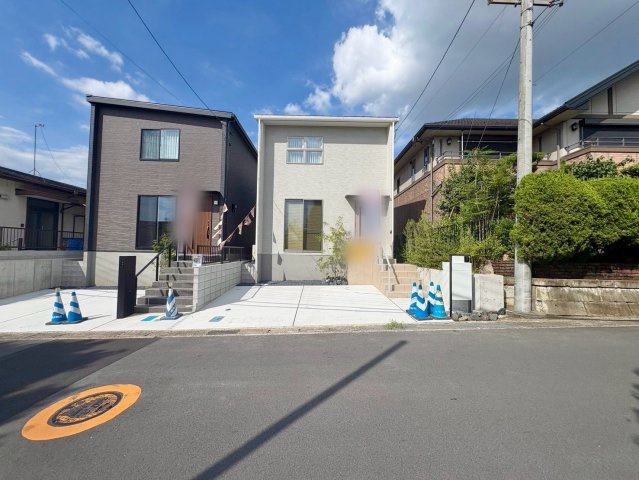 草津市橋岡町2号棟　新築戸建ての前面道路含む現地写真
