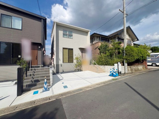 草津市橋岡町2号棟　新築戸建ての前面道路含む現地写真