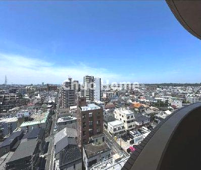 パンテオン小岩の展望|手を伸ばせば、ふれることが出来そうな環境が、そのままインテリアになったような印象です。その豊かな眺望にふさわしい空間には、通風・採光にも優れ、心地よい光と風があふれています