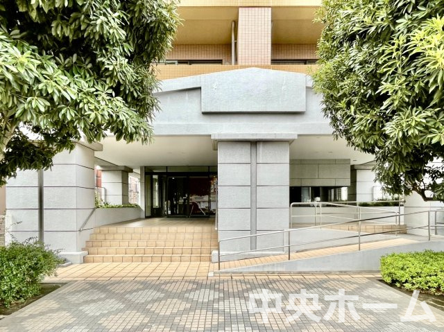 パンテオン小岩のエントランス|【エントランス】マンションのエントランスは、その物件の印象を決める、顔とも言える場所です。毎日通る場所ですからきれいなのが一番です。エントランス内はオートロックですので暮らしの安全も確保されています。