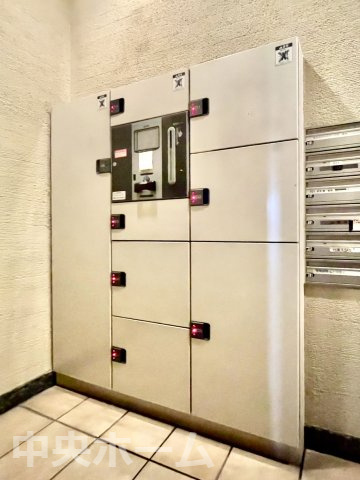 パンテオン小岩の設備|【宅配ボックス】在宅時・不在時に関わらず、居住者の代わりに非対面で宅配物を受け取ってくれる便利な設備です。わかりやすくご説明致しますので見学時にはお部屋だけではなく共用部分もぜひチェックしてください。