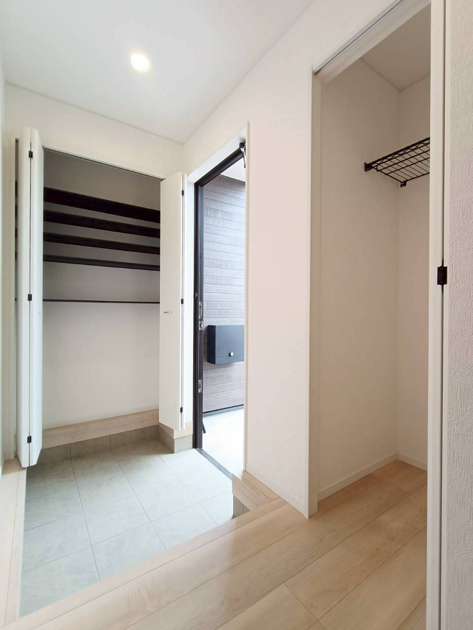 吉川市　吉川1丁目　新築戸建　全1棟の玄関|ゆったりとした玄関です