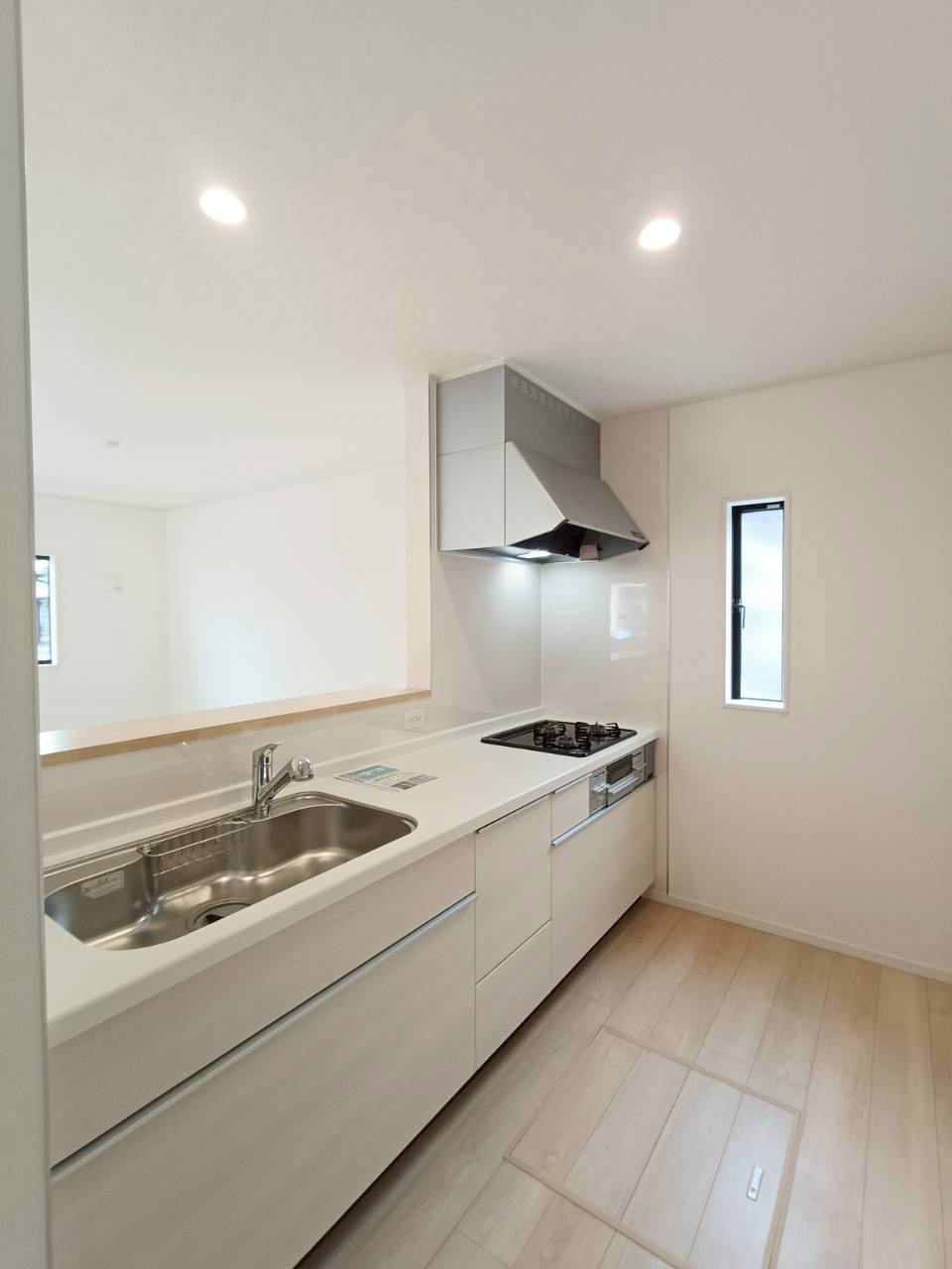 吉川市　吉川1丁目　新築戸建　全1棟のキッチン|子どもと並んで料理できるワイドカウンター