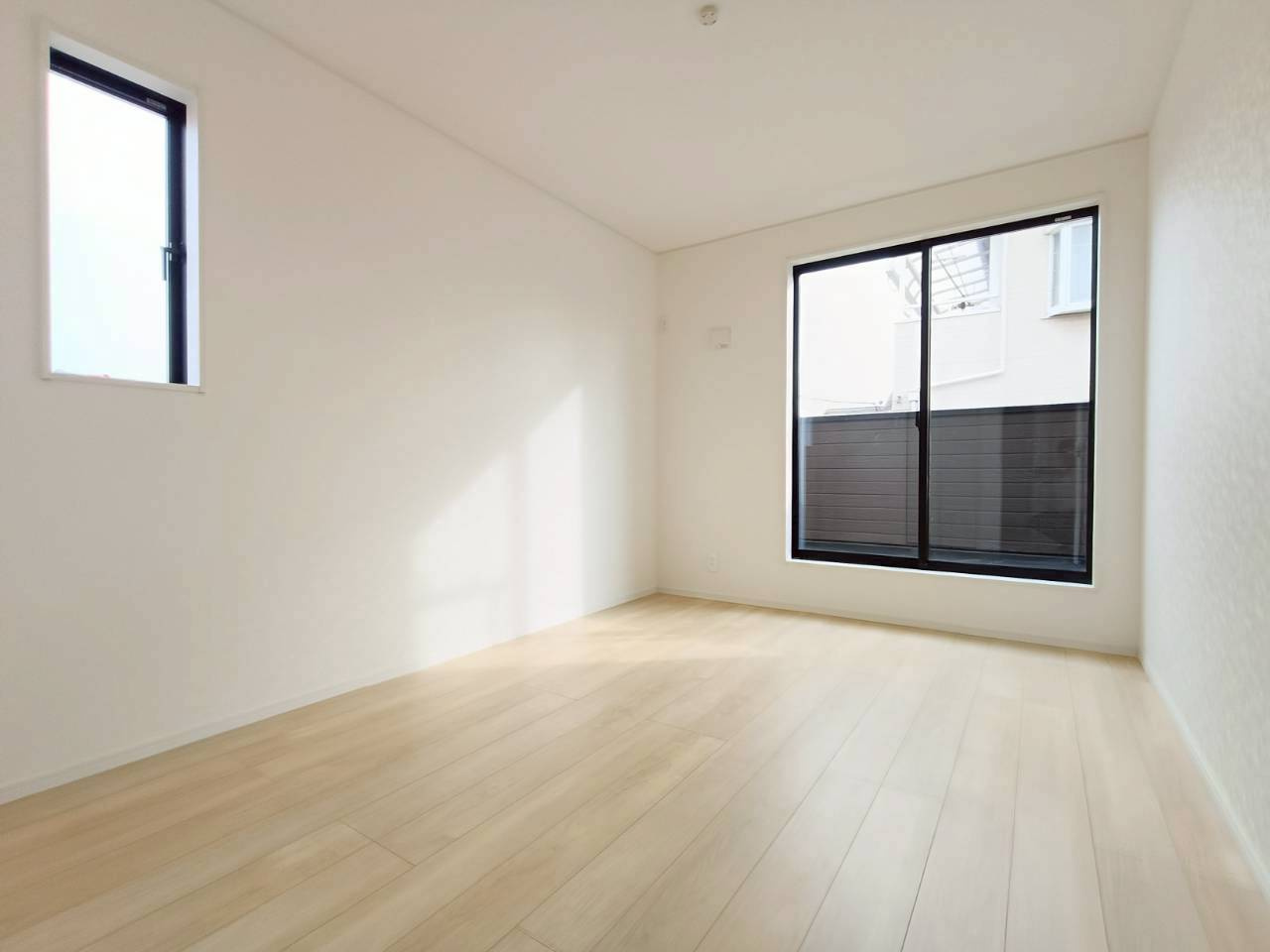 吉川市　吉川1丁目　新築戸建　全1棟の洋室|シンプル設計でレイアウト自在。飽きない一室