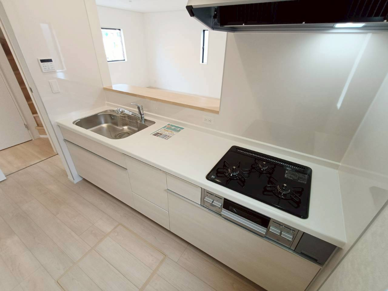 吉川市　吉川1丁目　新築戸建　全1棟のキッチン|明るく清潔なシステムキッチンで毎日を楽しく