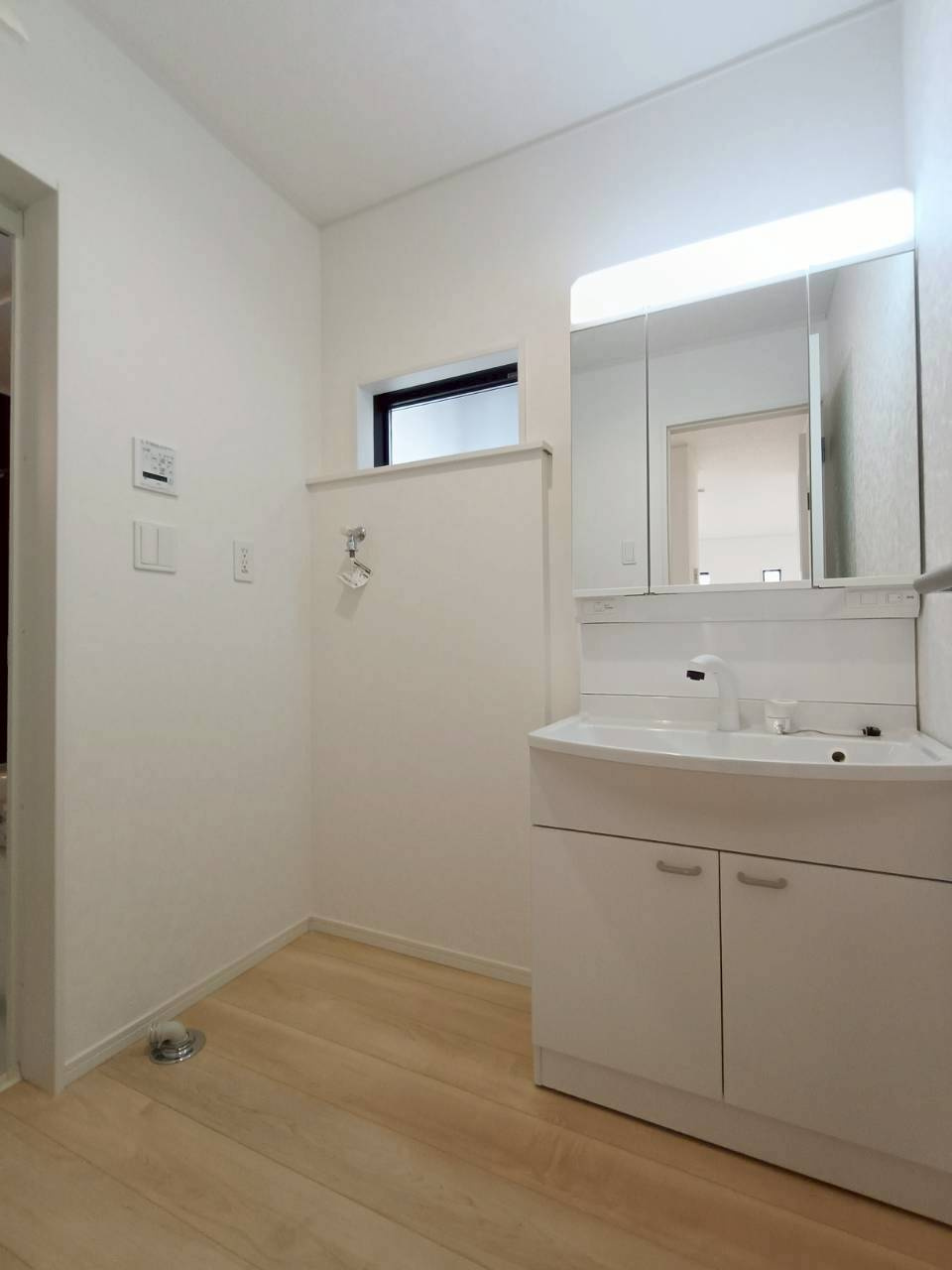 吉川市　吉川1丁目　新築戸建　全1棟の洗面所|明るく清潔な洗面室で一日を気持ちよくスタート