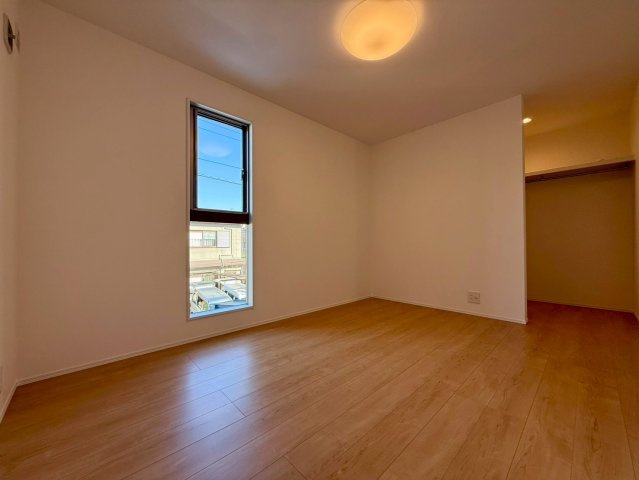 福井町の洋室|明るい採光が心地よい洋室。奥には収納スペースもあり、すっきり片付く使いやすい間取りです。