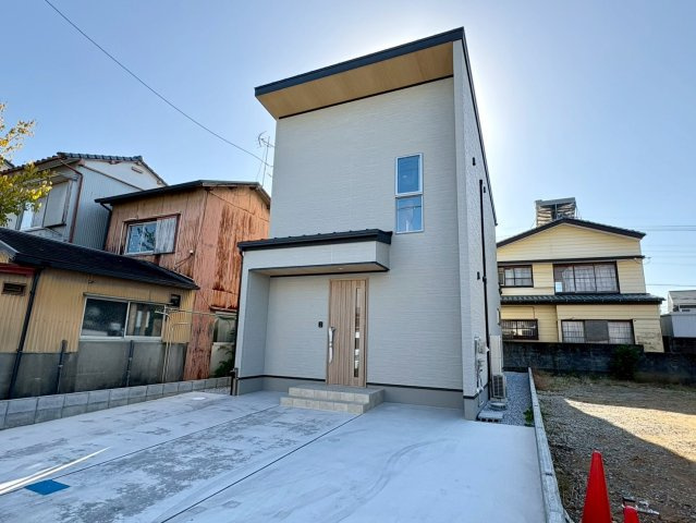 福井町の外観|シンプルモダンな外観が魅力の新築住宅。広い駐車スペースで毎日の車の出し入れもスムーズです。