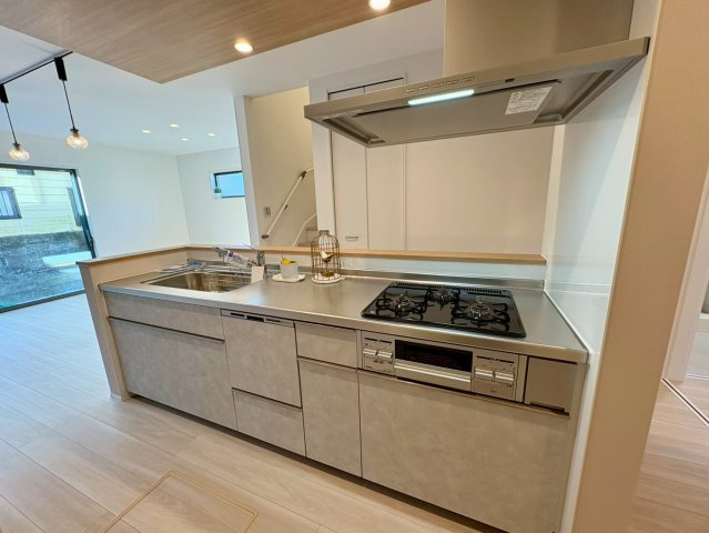 福井町のキッチン|作業しやすい広々カウンターと収納充実のキッチン。家族と会話しながら料理が楽しめます。