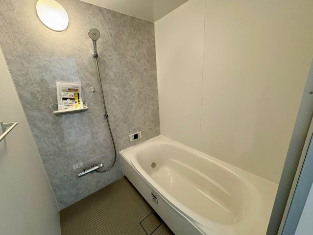 福井町の浴室|ゆったり浸かれる浴槽と明るい空間が魅力。毎日の疲れをやさしく癒す快適バスルームです。