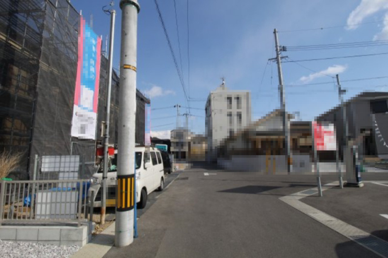 中須賀町（第1）　新築戸建　3号棟【全３区画】の前面道路含む現地写真|3号棟　南側　道路幅員　5.0ｍ　接面　8.2ｍ