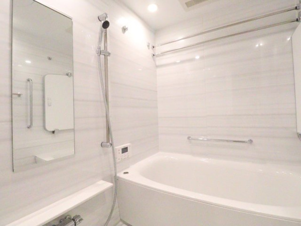 【浴室】 | 【浴室】壁面やカウンターにはホワイト系の素材を採用し、すっきりとしたさわやかな浴槽です☆