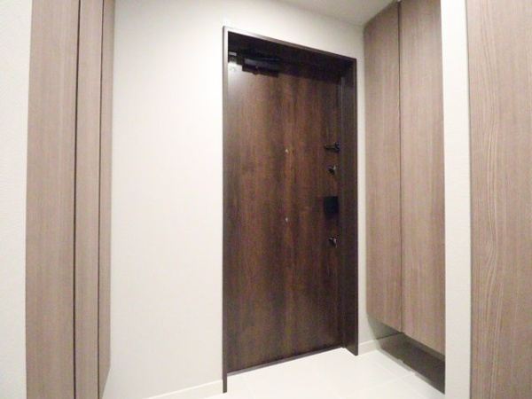 【玄関】 | 【玄関】シックな雰囲気の玄関です！シューズボックス×2がついており収納充実◎