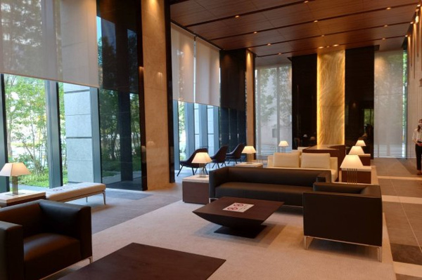 【ロビー】 | 【オーナーズラウンジ】開放感あるガラスウォール越しに眺める緑と、ラグジュアリーなインテリアが魅力的！