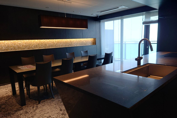 【ロビー】 | 【パーティーラウンジ】ブラックを基調としたおしゃれな空間で、31階からの眺望を堪能できます！