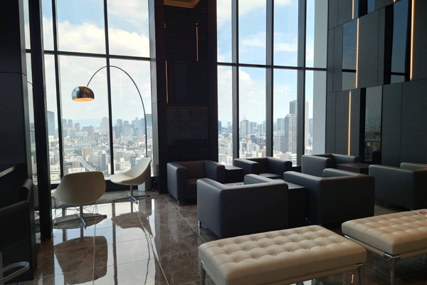 【ロビー】 | 【スカイラウンジ】二層吹き抜けの開放的な空間。大開口のガラスウォールとダイナミックなシティビュー！