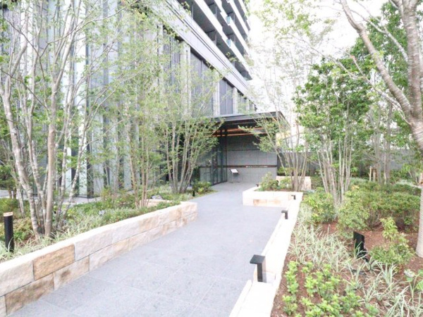  | 【エントランス外観】緑豊かな植栽に囲まれたエントランスアプローチ。夜にはライトアップされ幻想的に！