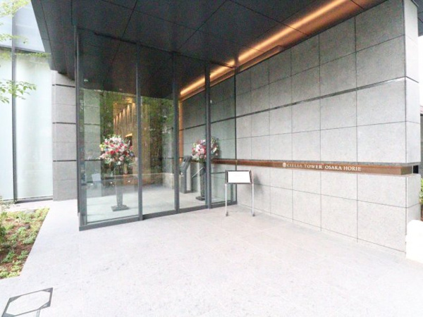 【エントランス】 | 【エントランス出入口】ガラス張りの開放的な風除室。もちろんオートロック！強固なセキュリティで安心！