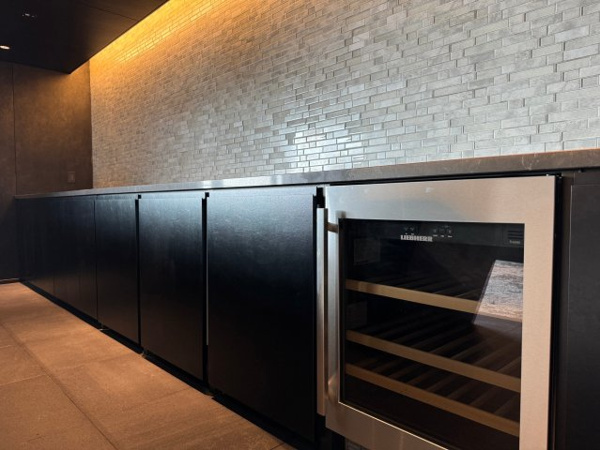 【ロビー】 | 【パーティーラウンジ】冷蔵庫やワインセラーを完備。大人数でのパーティーにも対応可能です！