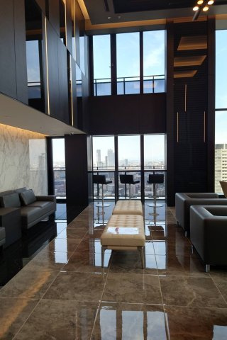 【ロビー】 | 【スカイラウンジ】梅田の高層ビル群、中之島の水と緑、大阪湾方面の澄み渡る空を眺めて、お寛ぎください。