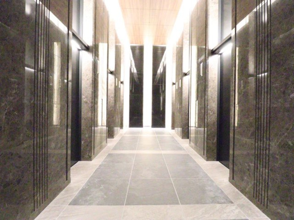 【その他共用部分】 | 【エレベーターホール】大理石をあしらった荘厳な雰囲気の空間！エレベーターは6基ございます！