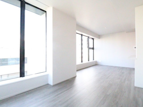 【居間・リビング】 | 【リビングダイニング】大きな窓からたくさんの陽が差し込み、お部屋全体がとても明るい印象です☆