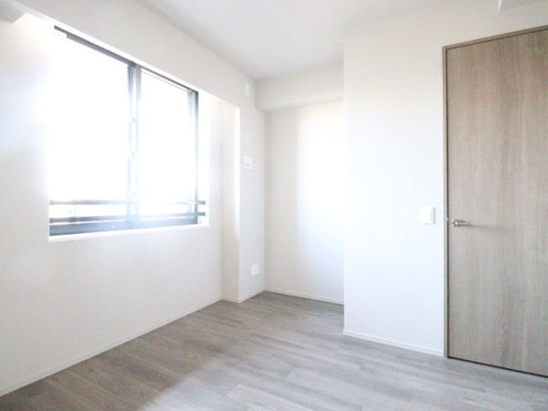 【洋室】 | 【洋室①】約6.1帖の洋室はWIC付きです！！サービスバルコニーに面した窓があり、通風も良好！