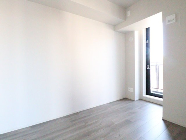 【洋室】 | 【洋室】広さ約4.9帖です！バルコニーつきのお部屋で採光も良好です！