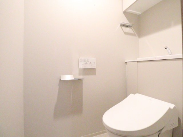 【トイレ】 | 【トイレ】タンクレスなのでお手入れも楽々で清潔に保つことができます☆上部に吊戸棚あり！