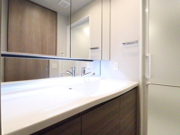 【独立洗面台】 | 【独立洗面台】三面鏡裏収納でたっぷり収納でき洗面台をキレイに保てます◎