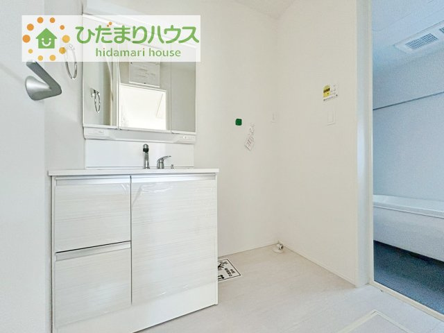 【独立洗面台】 | 取手市中原町　新築戸建　2号棟 | 三面鏡の大きな鏡は憧れます(^^♪
鏡の後ろは収納となっていて、細かいものでも収納できるのでスッキリと整理できます！