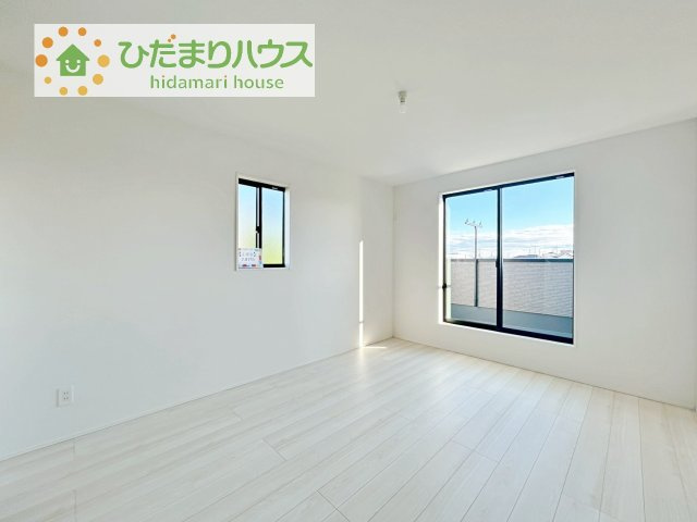 【寝室】 | 取手市中原町　新築戸建　2号棟 | バルコニーに面している洋室は、主寝室にどうぞ(^^)/大きなベッドを置いても余裕の広さ！