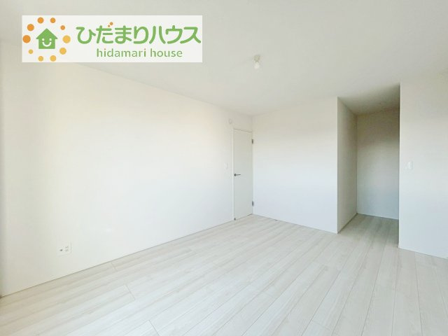 【寝室】 | 取手市中原町　新築戸建　2号棟 | 広めの主寝室は、ベッドの他にもパソコンデスクやドレッサーなども置けちゃいます(*^-^*)